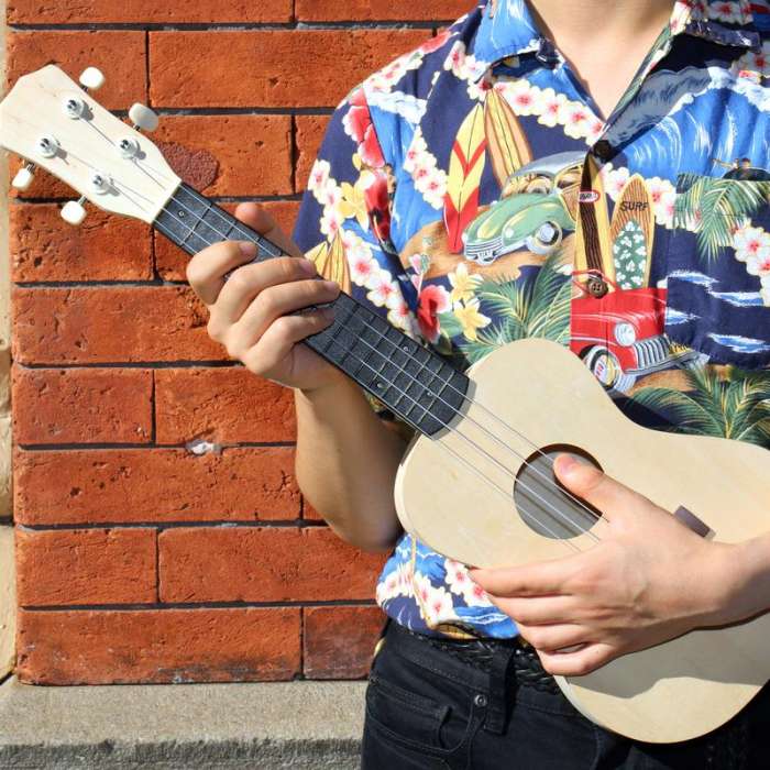 Guitare enfant personnalisée en bois - Rose